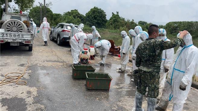 清运现场及人员皆经消毒，保障人员及环境卫生安全。（台南市政府农业局提供／张毓翎台南传真）