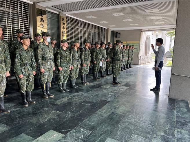 台南市副市长叶泽山（右一）代表市府感谢国军支援畜牧业灾损清运作业。（台南市政府农业局提供／张毓翎台南传真）