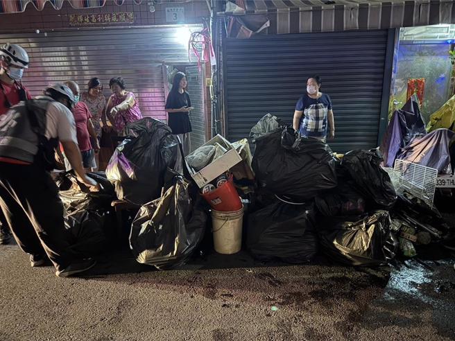 屋内杂物眾多，增加救援难度，警消将杂物清出，持续搜索是否有人员伤亡受困。（民眾提供／任义宇高雄传真）