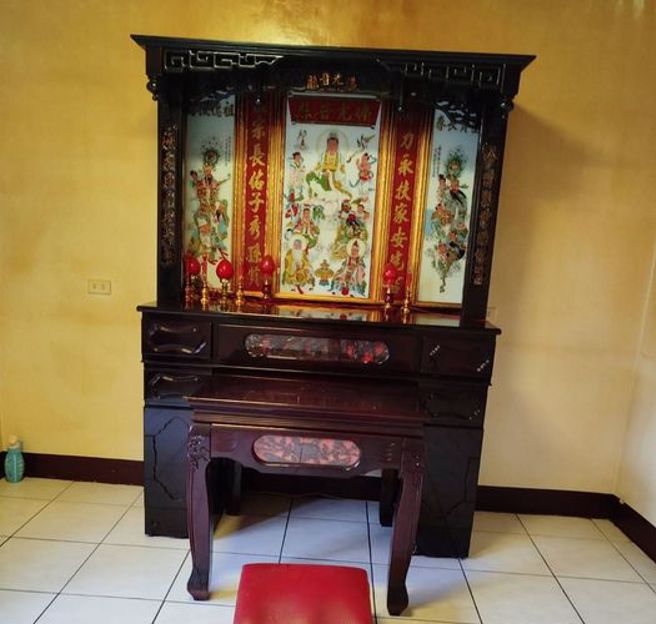 一名女网友想赠送家中的神明桌给有缘人，被一票网友制止。（翻摄自新竹大小事脸书）