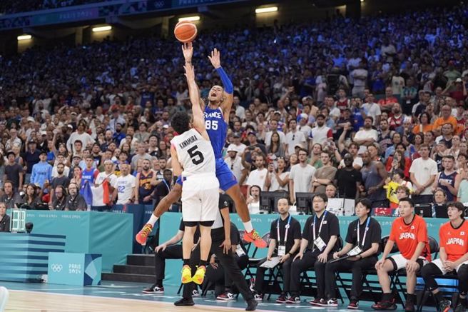 日本隊河村勇輝阻擋法國史崔塞爾的三分球，被判犯規成為四分打。（美聯社）