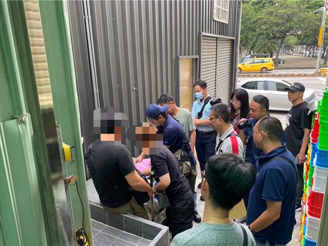 台中市卫生局与警政署保三总队联手破获去年（2023）《菸害防制法》修正施行后，规模最大的电子烟工厂。（保三总队提供／冯惠宜台中传真）