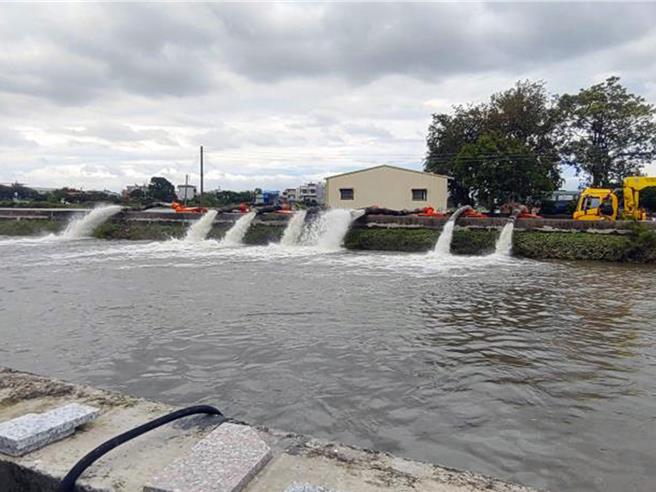 凯米颱风造成麻豆地区多处灾情，市府水利局为改善淹水问题，将向中央争取18亿元治水经费改善。（水利局提供／洪荣志台南传真）