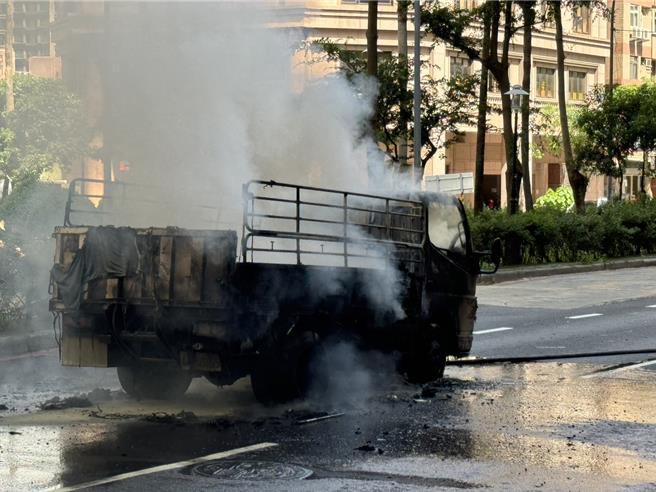 桃园市芦竹区新南路今日上午惊见一辆火烧车，该车辆为搬家公司的货车，所幸无人伤亡。（民眾提供）