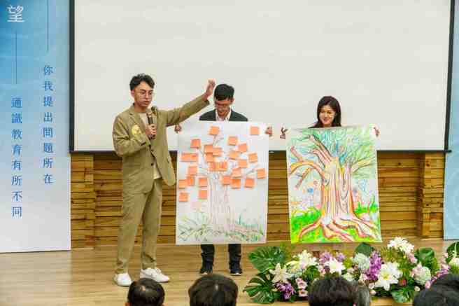 東海學生代表以「沒有連結，哪來的教育！」作為核心，傳達師生相互積極連結的重要性，更以博雅教育比喻為土壤，通識教育作為主幹與專業教育開枝散葉也需要相互連結來貫穿人本理念。(照片/東海大學提供)