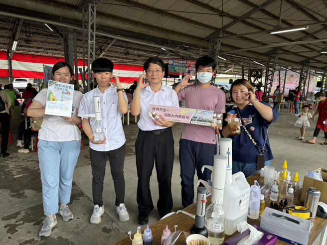 林清宫教授带领团队在现场摆摊教导民眾DIY「酪梨乳酸益生菌沐浴乳」。(照片/嘉南药理大学提供)