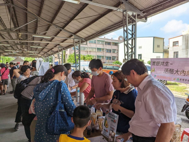 目前正值酪梨产期，在林清宫团队研发下，将酪梨籽发酵成酪梨乳酸发酵液，制作成创意产品。(照片/嘉南药理大学提供)