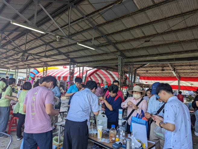 大量民眾一起动手，学习如何制作这款天然又健康的沐浴乳。(照片/嘉南药理大学提供)