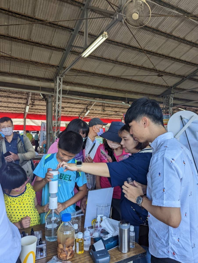 嘉药药理也常常与社会合作，开发出食农教育教材和许多在地特色的伴手礼。(照片/嘉南药理大学提供)