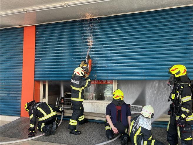 玉里鎮一間百坪超市賣場發生火警，持續悶燒。（消防局提供）