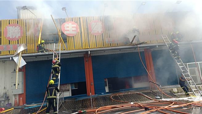 玉里鎮一間百坪超市賣場發生火警。（消防局提供）