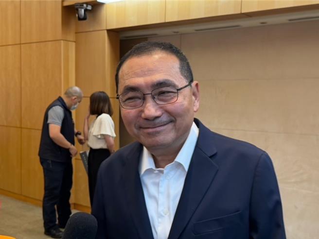 新北市长侯友宜有意角逐国民党主席传闻频传，更有传闻称有幕僚建议他找金溥聪合作竞选党主席，还一同宴请党籍立委；对此侯友宜笑称「我自己都不知道」，直言很长一段时间未与金溥聪见面，「没这种事情」。（柯毓庭摄）