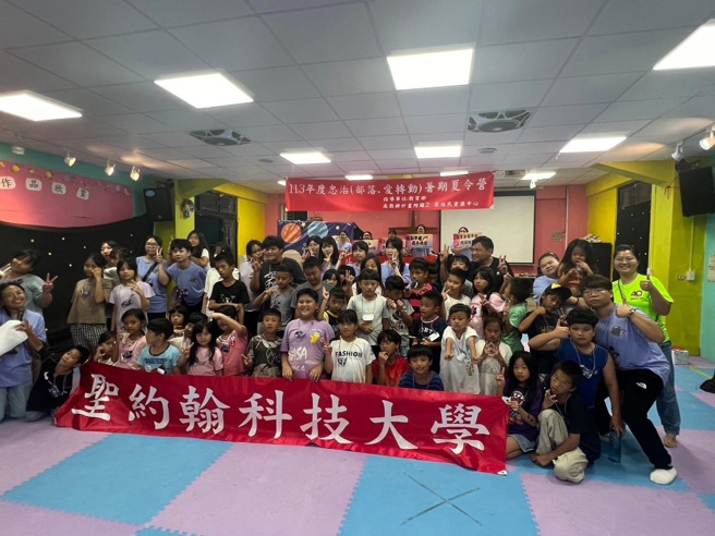 圣约翰科技大学学生团队深入乌来忠治部落举办「部落•爱转动」营队，
为部落孩子们带来愉快学习和品德教育。(照片/圣约翰科大提供)