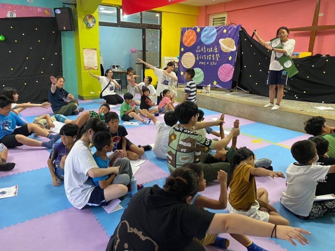 圣约翰科技大学原民社社长精彩表演。(照片/圣约翰科大提供)