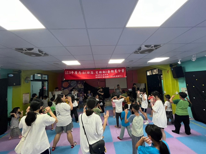 圣约翰学生带着小朋友们跳舞。(照片/圣约翰科大提供)