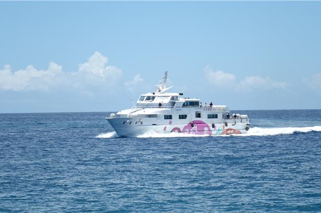 屏东后壁湖往返台东兰屿的交通船客运量逐年成长。（罗琦文摄）