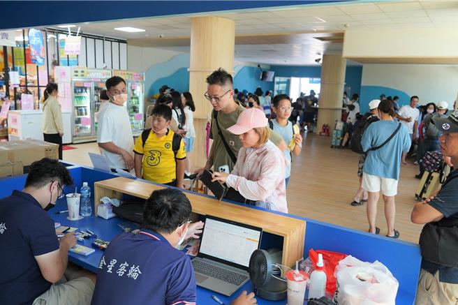 屏东后壁湖渔港交通船客运量逐年成长。（屏东县政府提供／罗琦文屏东传真）