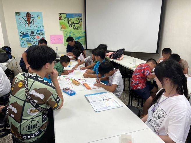 圣约翰及马偕护校学生团队一起辅导小朋友写暑假作业。(照片/圣约翰科大提供)