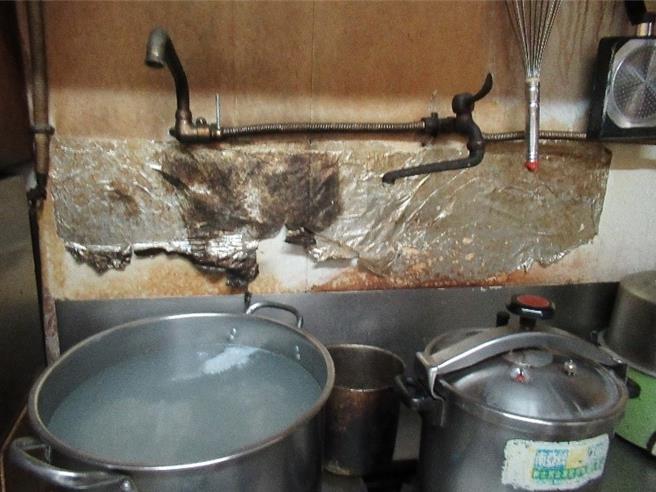 台南市南区杏仁豆腐冰店遭投诉环境脏乱，卫生局稽查发现店家厨房墙面不清洁。（台南市卫生局提供／曹婷婷台南传真）