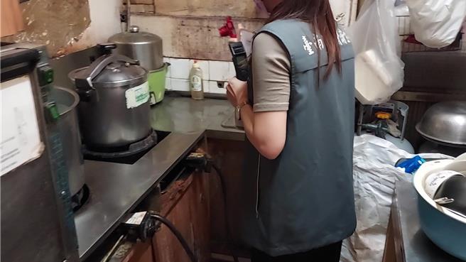 台南市南区杏仁豆腐冰店遭投诉环境脏乱，卫生局稽查发现店家厨房墙面不清洁。（台南市卫生局提供／曹婷婷台南传真）