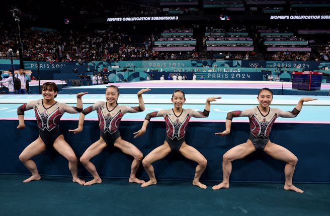 日本体操女团合照时张开双腿，画面引起热烈讨论。（图／路透社）