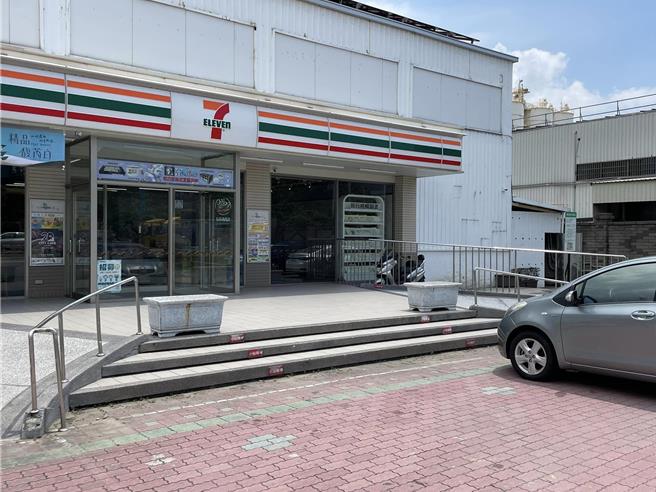 超商店员对于臭味也感到无奈。（徐裕逢提供／李京升苗栗传真）