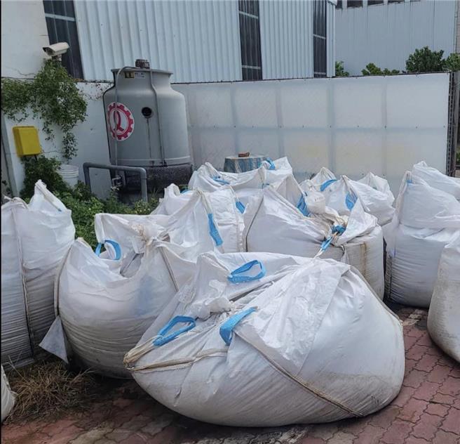 徐裕逢到场勘查发现有大量布袋散发出臭味。（徐裕逢提供／李京升苗栗传真）