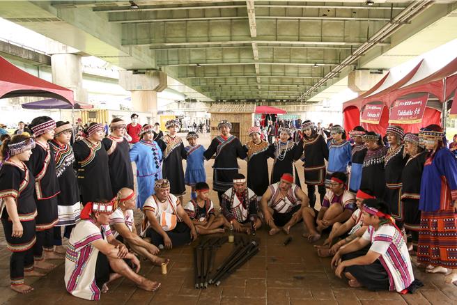 新北原住民人口为六都第2多，为推广原民文化及照顾都会区原民，新北原住民族行政局上半年度推出多项活动，原民局长林玮茜Siku Yaway表示，新北境内有16族原住民族，然而过半族人住于都会区，导致长时间脱离母体文化，因此如何维持族群认同及传承文化，一直是原民局致力发展的目标。(新北原民局提供)