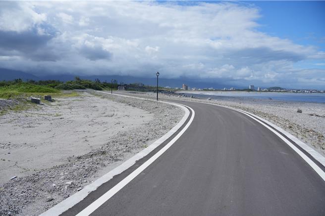 花莲吉安乡化仁海堤连接七星潭与鲤鱼潭自行车道，不过南段常因风浪跟大雨遭大量砂石堆积，增添单车骑士「犁田」风险。（吉安乡公所提供／罗亦晽花莲传真）