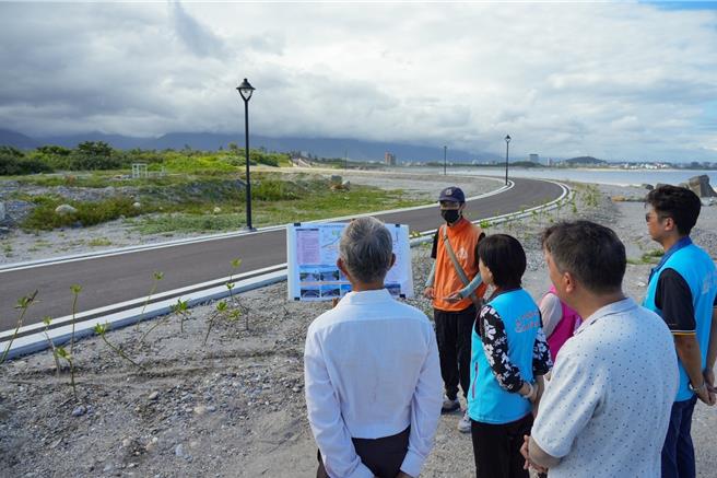 花莲吉安乡化仁海堤连接七星潭与鲤鱼潭自行车道，不过南段常因风浪跟大雨遭大量砂石堆积，增添单车骑士「犁田」风险，经乡公所去年透过1500万经费改善，大幅解决积砂问题。（吉安乡公所提供／罗亦晽花莲传真）