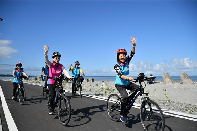 花莲吉安乡公所去年斥资1500万解决化仁海堤南段大量砂石堆积问题，乡长游淑贞（前右）与吉安乡民代表刘静文（前左），30日在凯米颱风过境后，亲自骑乘自行车确认工程品质。（吉安乡公所提供／罗亦晽花莲传真）