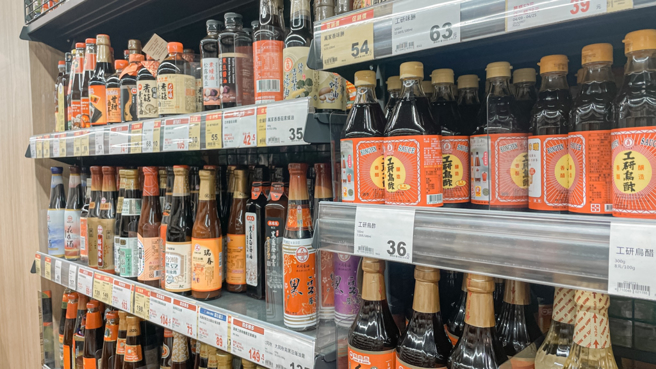 全联上架新品「黑龙醋黑豆荫油」，网友吃了大推，直呼沾水饺立刻升级。（示意图／杨雅婷摄）