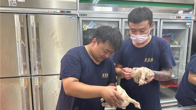 桃分署苗栗就业中心运用「疫后改善缺工扩大就业方案」协助 23岁新住民张闯(左)，顺利重返餐饮业。（苗栗就业中心提供／李京升苗栗传真）