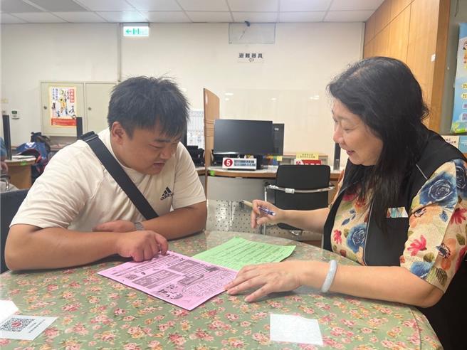 桃竹苗分署苗栗就业中心就服员(右)为青年说明「疫后改善缺工扩大就业方案」。（苗栗就业中心提供／李京升苗栗传真）