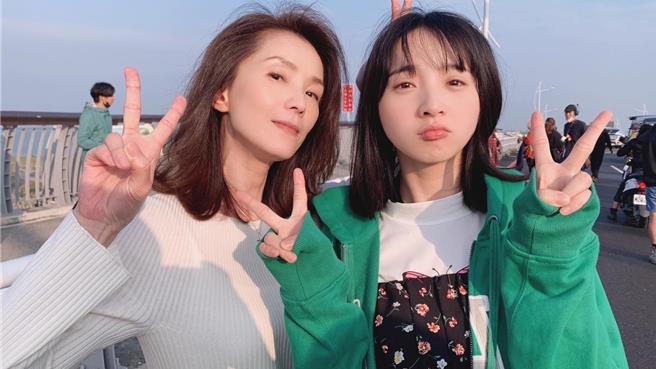 葉全真分享她與李沐的殺青戲合照。（抓馬文化提供）