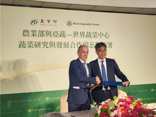 农业部部长陈骏季（右）31日受访时坦言「紧急的状态没有办法照正常程序」。（林良齐摄）