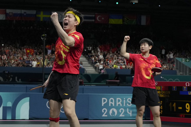 世界第一的大陆队「魔王组合」王楚钦／孙颖莎，为大陆拿下巴黎奥运桌球混双金牌。(图/美联社)