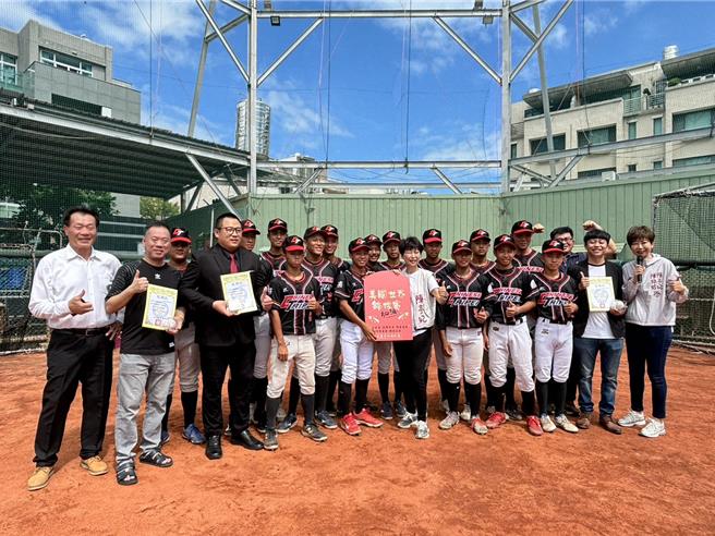 台南５民间企业慷慨解囊捐40万元助台南青少棒代表队赴美参加世界锦标赛。（陈亭妃服务处提供／宝智华台南传真）