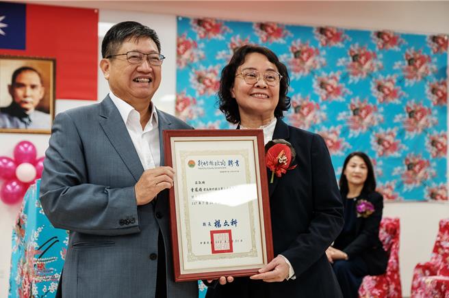 新竹市政府前教育处长童凤娇（右）获聘任华山国中校长，县长杨文科（左）颁给聘书，让童重回新竹县教育界。（罗浚滨摄）