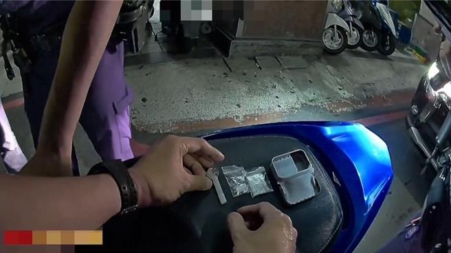 高雄前金區女警巡邏時見一輛違規機車直覺「那台怪怪的」前往攔查，果然發現持有非法毒品、管制藥品逮捕送辦。（警方提供／任義宇高雄傳真）