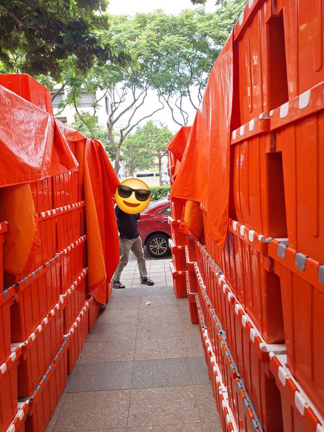 还有网友在留言区贴出照片，笑称要穿过货箱狭谷才能进入店内。（翻摄自林口大家庭LinKou-Family脸书）