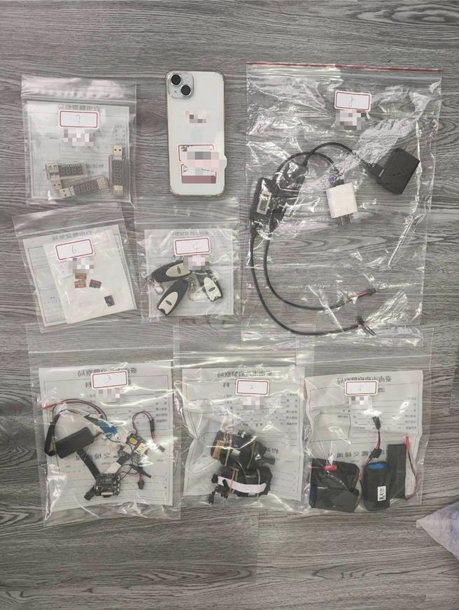 警方在黄嫌住处查获相关赃证物。(翻摄照片／林郁平台北传真）