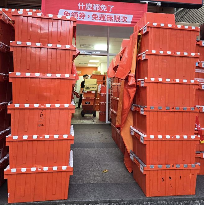 林口一间虾皮店到店门市被货物包围，像盖城池。（翻摄自林口大家庭LinKou-Family脸书）