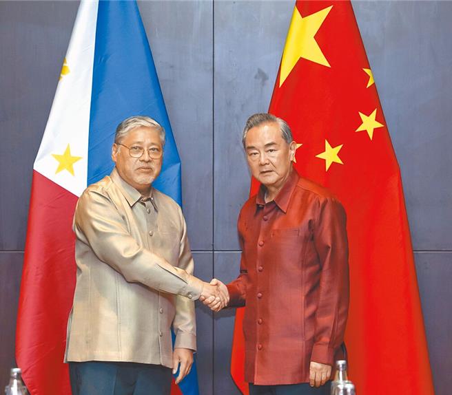 大陆外长王毅（右）7月26日与菲国外长马纳罗（左）会面。（新华社）