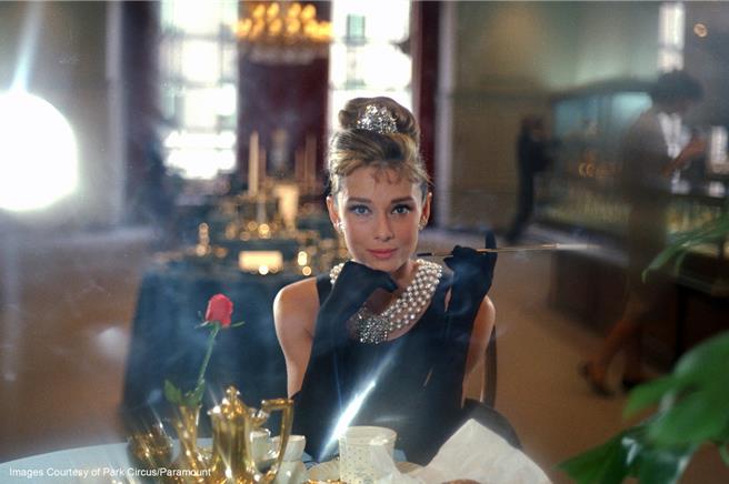 奧黛麗赫本在《第凡內早餐》展現離經叛道卻天真無邪的灑脫魅力，顛覆性演出再創演藝生涯高峰。（金馬提供）