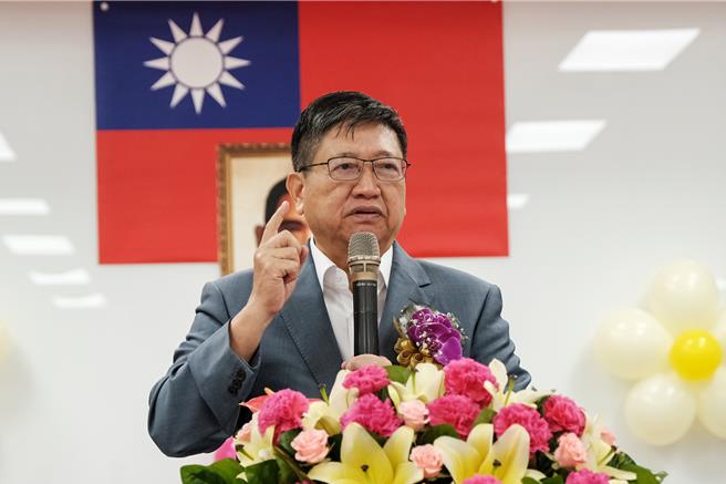 县长杨文科宣布县府8月1日祭出100万元补助款，鼓励县内人民团体安排至花莲参访交流，每人最高补助1000元，呼吁县民用实际行动挺花莲，让花莲「货卖出来，人带进去！」（罗浚滨摄）