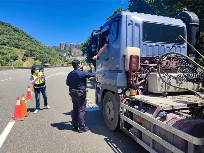 新北市警方29日在萬里區台2線玉田路口附近，架設活動地磅，攔查路過的大型車輛，加強取締。（金山警分局提供）