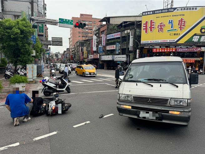 三重重新路与福德北路口发生一起车祸，一辆厢型车与一辆机车相撞，导致机车骑士68岁张姓妇人左脚骨折。（三重警分局提供）