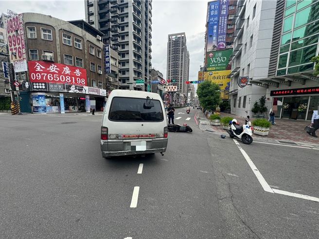 三重重新路与福德北路口发生一起车祸，一辆厢型车与一辆机车相撞，导致机车骑士68岁张姓妇人左脚骨折。（三重警分局提供）