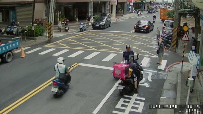 双方于路边口角纠纷。（三重警分局提供）